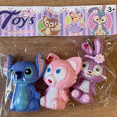 Zestaw piskliwych plastikowych zabawek – wycofany produkt