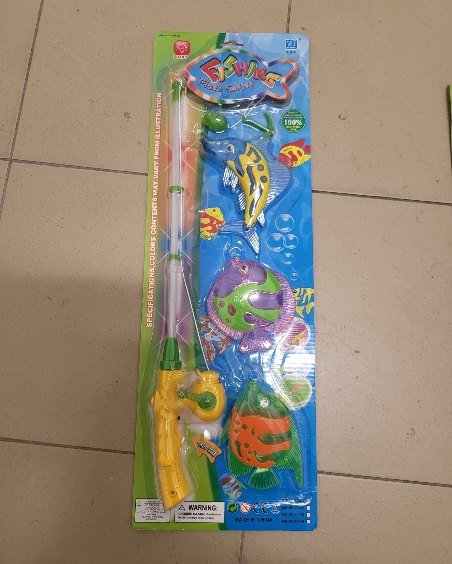 Toy fishing set with magnetic fish