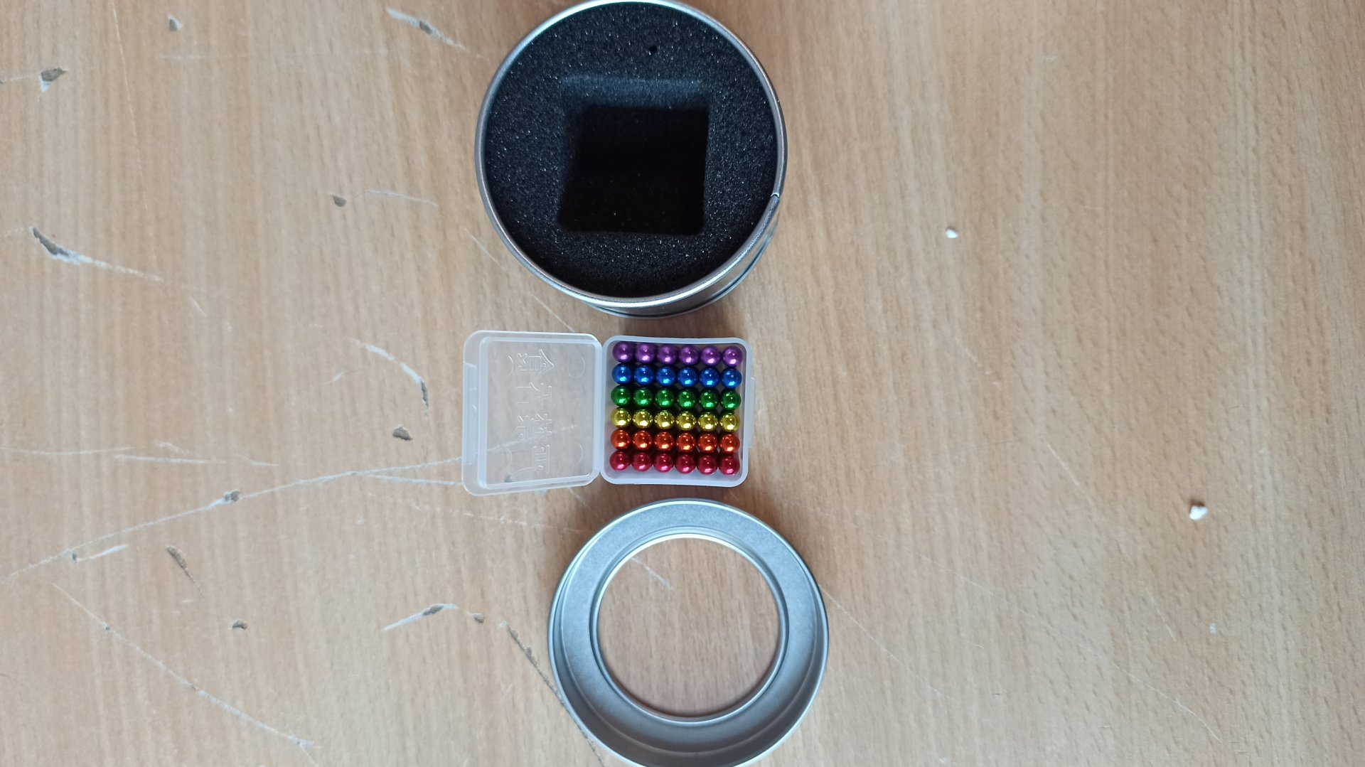 Komunikat: Zabawka magnetyczna - kolorowe kule