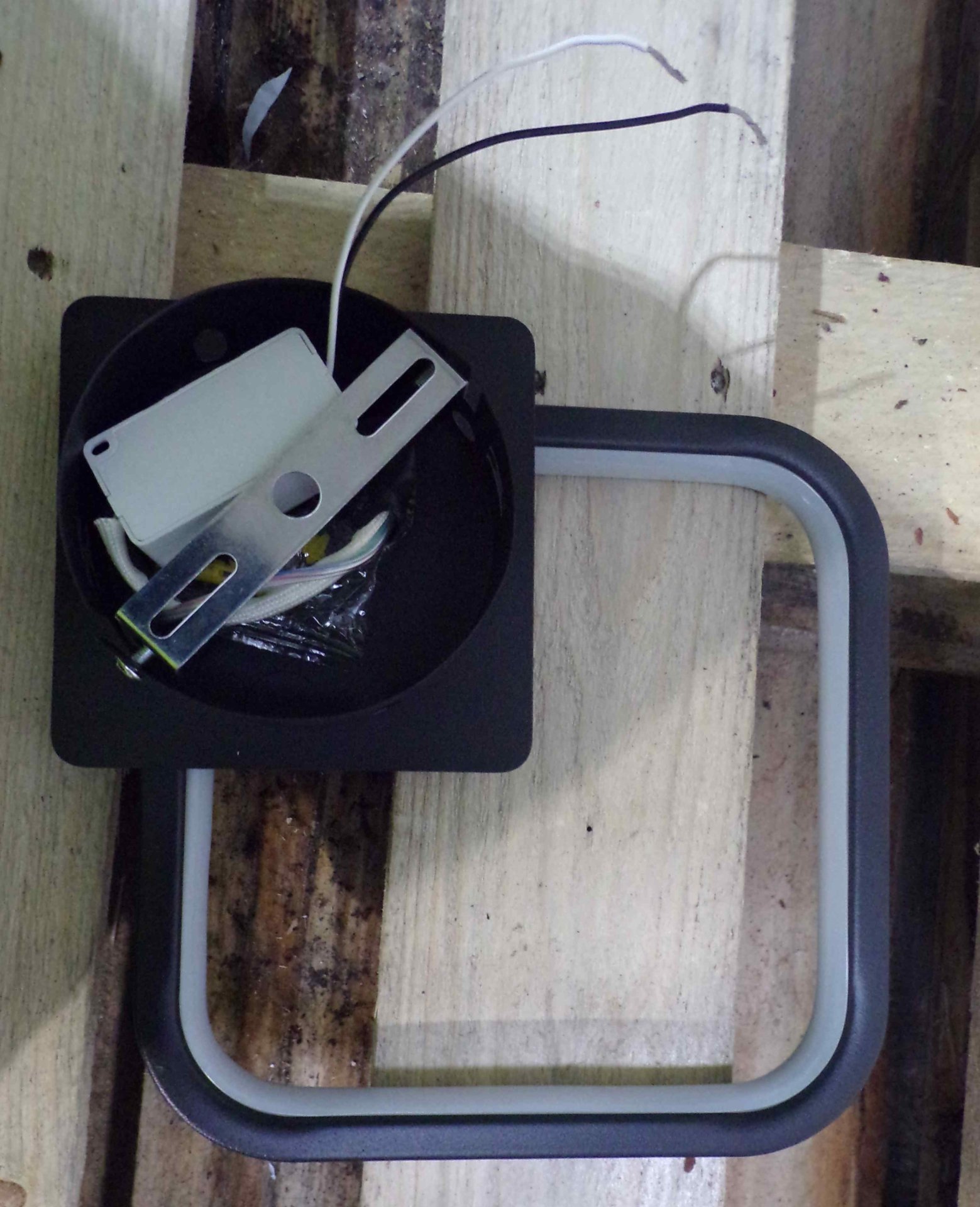Lampa sufitowa klasy II z metalowym korpusem