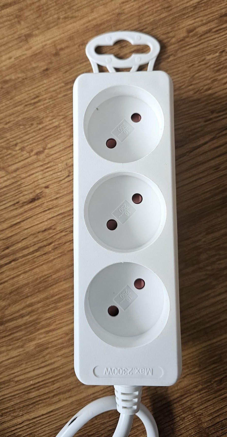Notice: White 1.5 m PLASTROL extension lead with three sockets