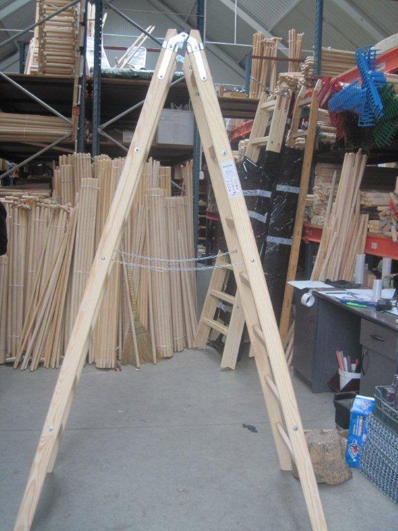 Drabina drewniana rozstawna 2x7 – Ciała obce